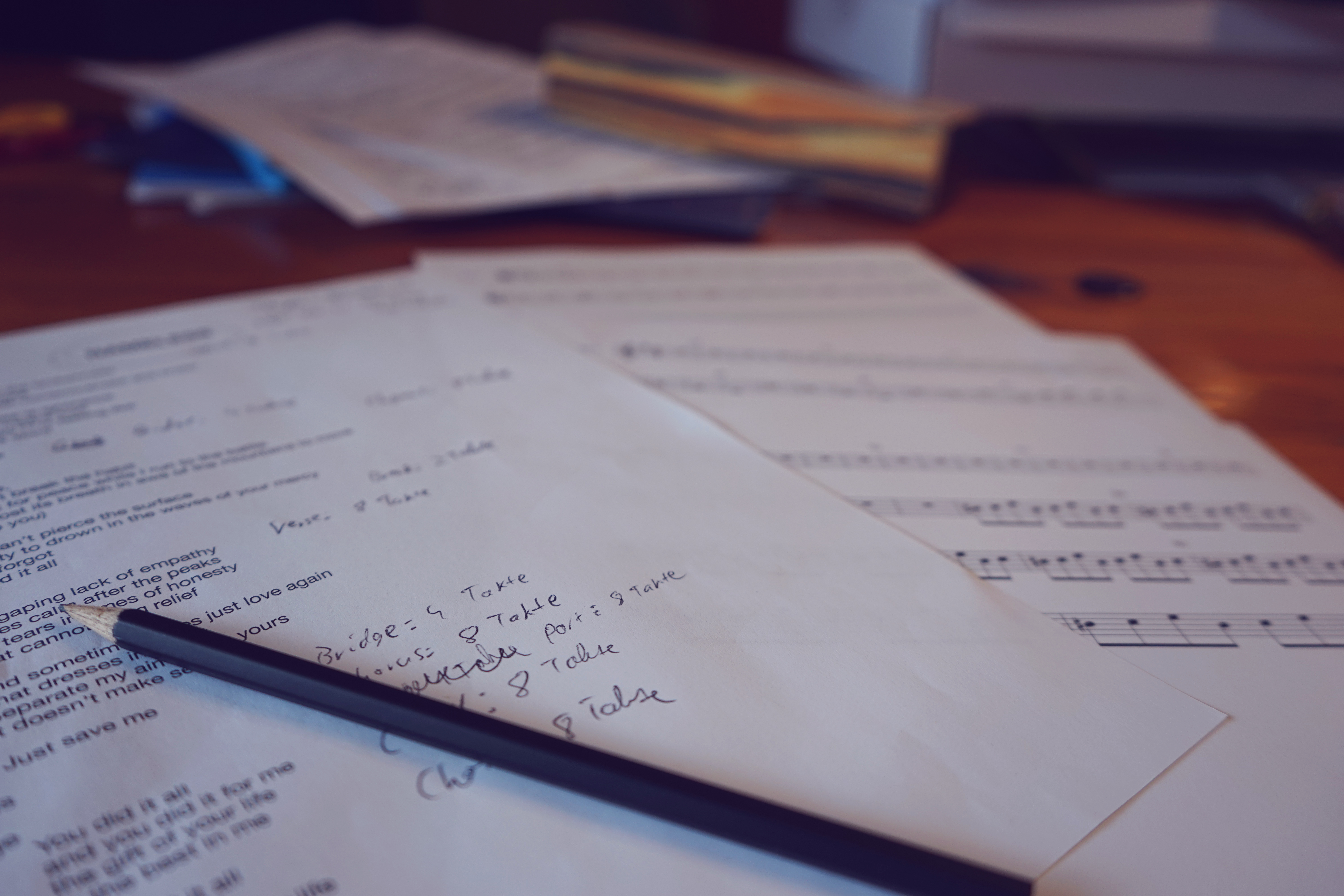 Songwriting-Session mit Gitarre und Notizbuch